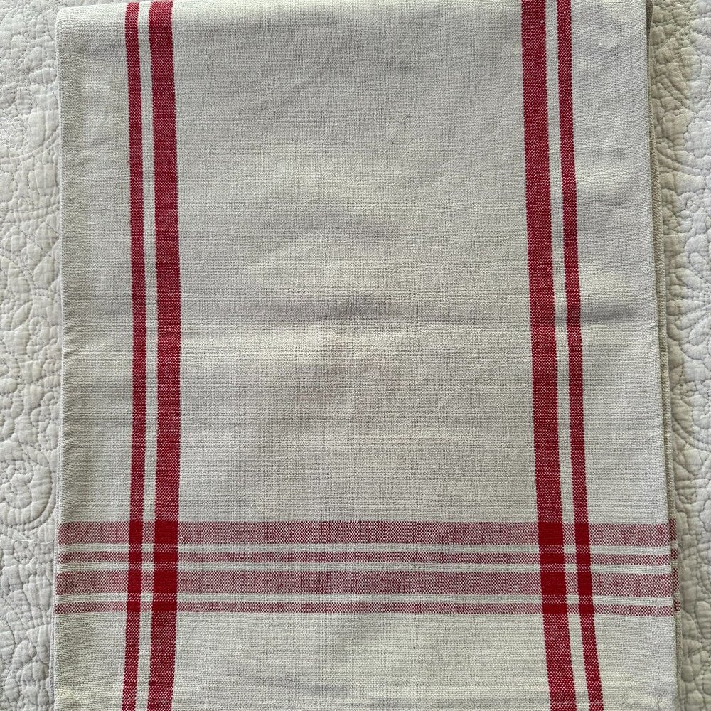 Farmhouse style beige and red table runner